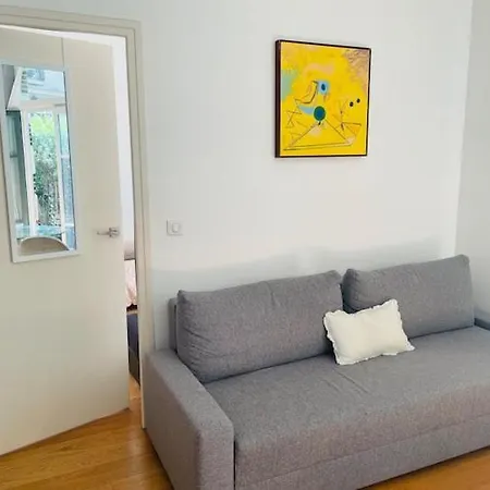 Апартаменты Beautiful With Terrace In 8 Париж